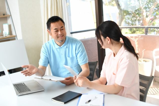 介護職員同士のフィードバックが多い職場で安心