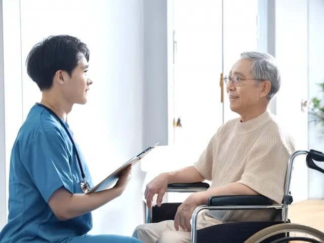 家庭と両立できる川崎の介護求人を相談する様子